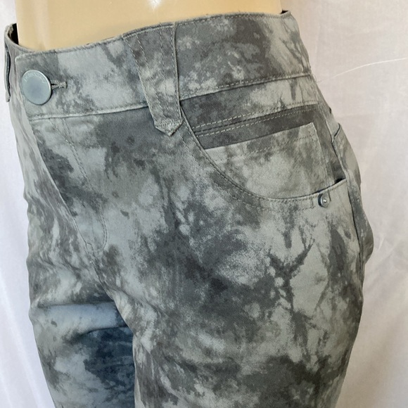 COPY-DEMOCRACY Jeans Green Pattern Print Size 18WP Booty Lift Plus Bermudas NWOT - Picture 8 of 9